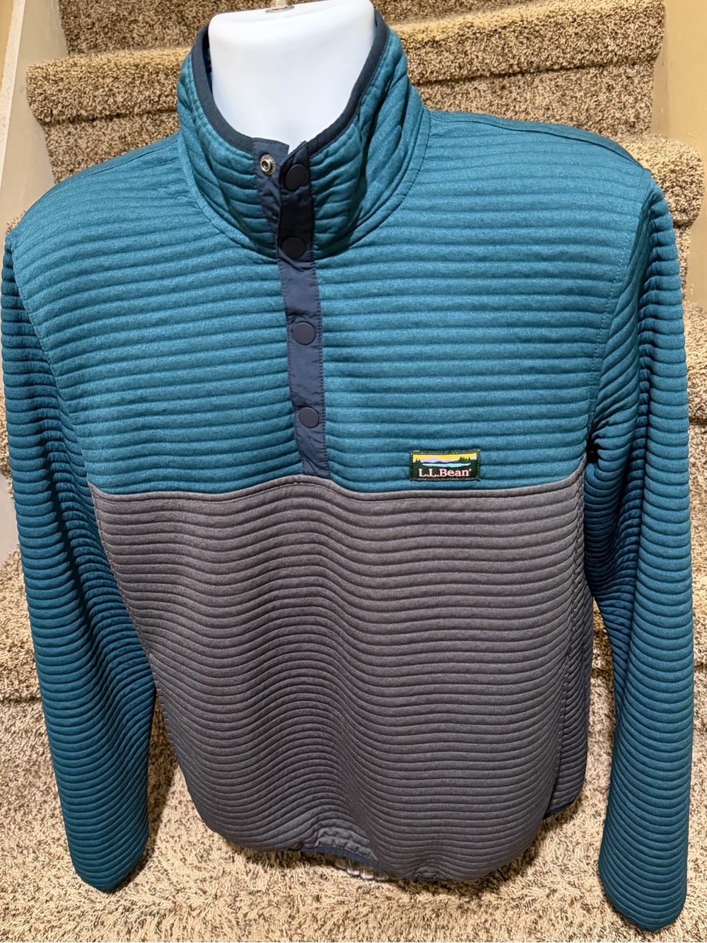 Ribbed lightweight *LL Bean* slightly fitted pullover fleece style sweatshirt